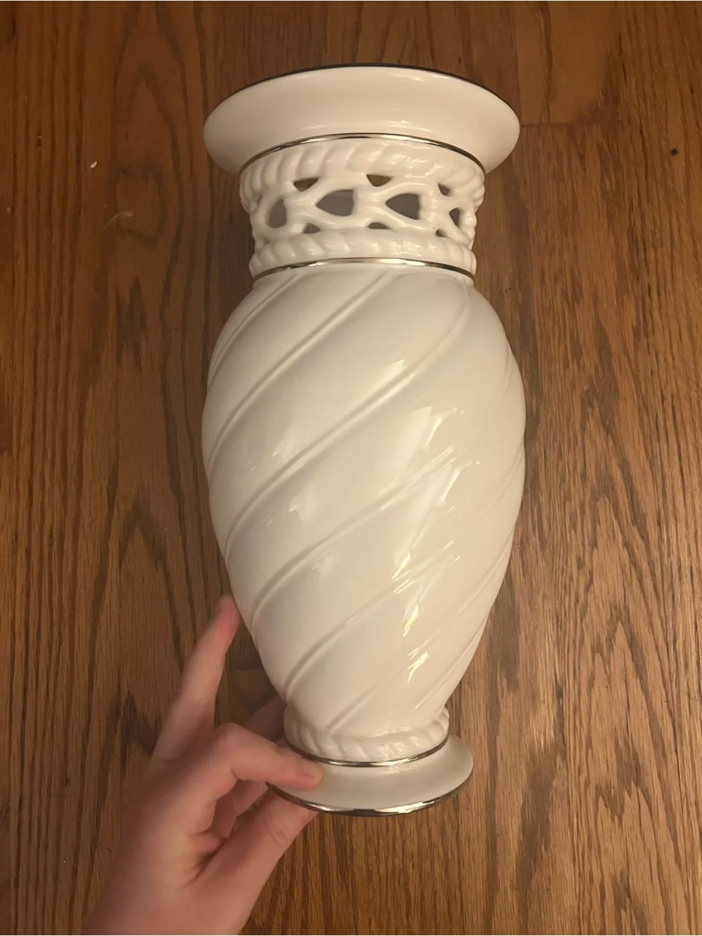 Lenox Latice Cream/White Classic Swirl Patterned Vase W/ Gold Colored Accents